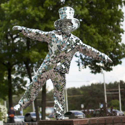 Staing on one leg on Mirror man glass man performance costume
