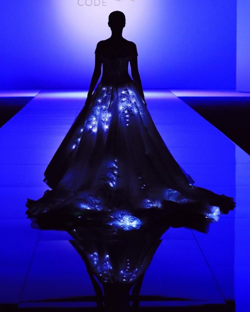 Платье принцессы для выпускного вечера со светодиодной подсветкой от Lumen Couture с цветным принтом и синими светодиодами.