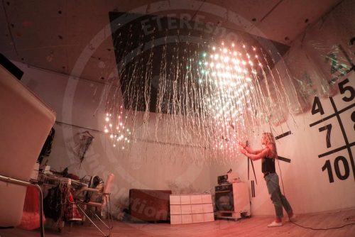 Setting the 3D LED Cube decoration