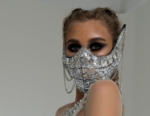 Shoulder and sparkly mirror mask on beauity model