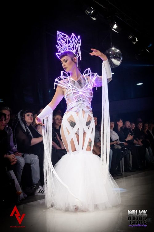 LED costume in live action performance, Glowiing white queen