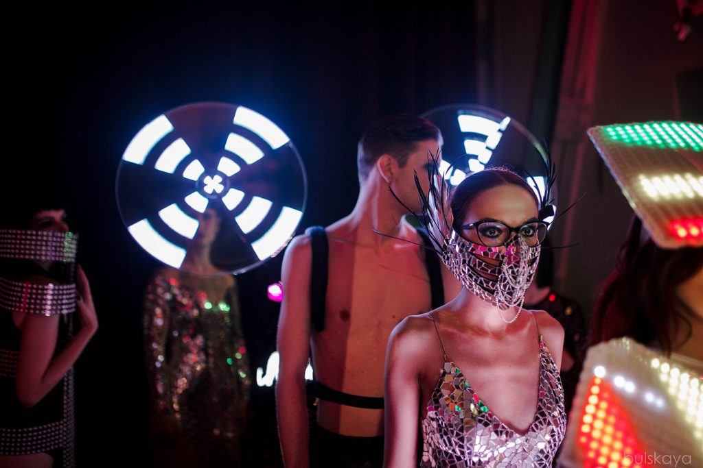 Avantgardista 2019 ETERESHOP Backstage Silver Metallic Dress and a Mirror Mask