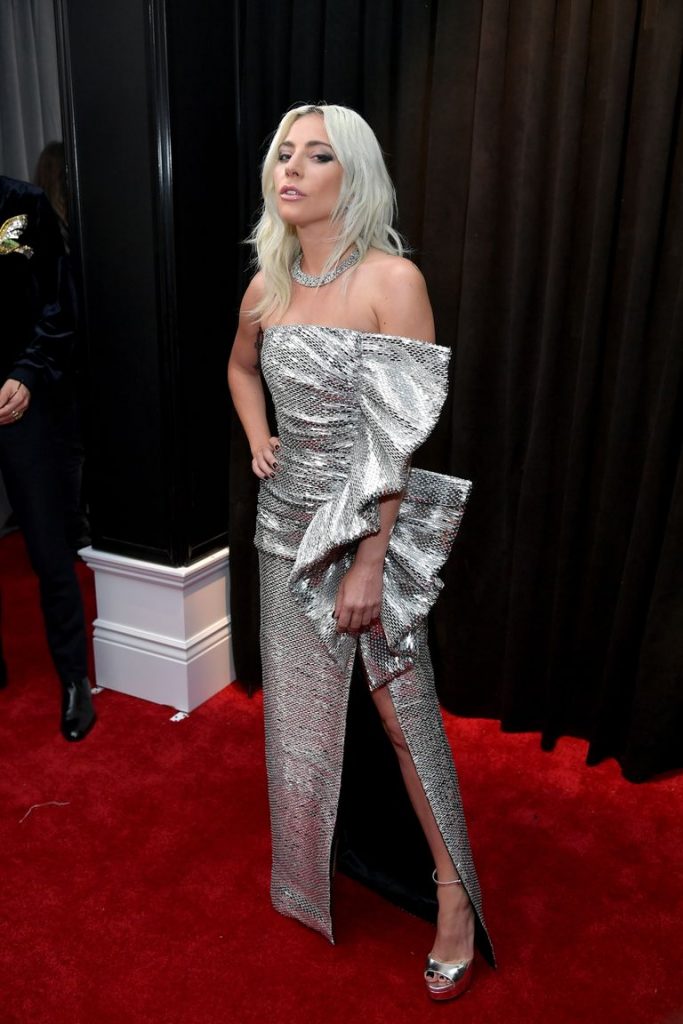 Леди Гага в гламурном серебристом платье на «Грэмми-2019»