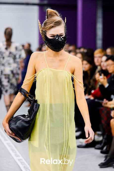 Black-Face-Mask-Mirror-Style-ETERESHOP-at-Fashion-Week-in-Minsk