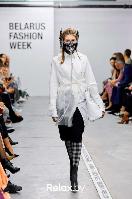 Silver-and-Black-Mirror-Mask-with-a-Chain-ETERESHOP-BFW-2019