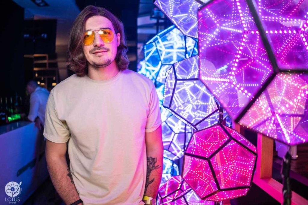 Photo Report: LED Infinity Mirror Dodecahedron Wall as a Party Photozone