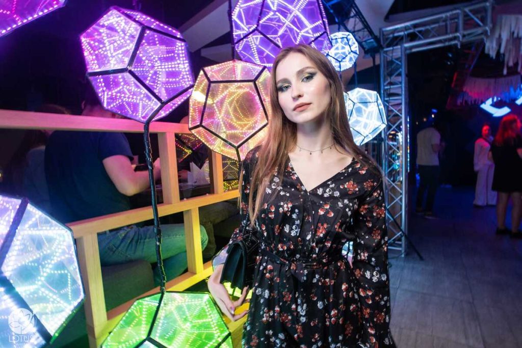 Photo Report: LED Infinity Mirror Dodecahedron Wall as a Party Photozone