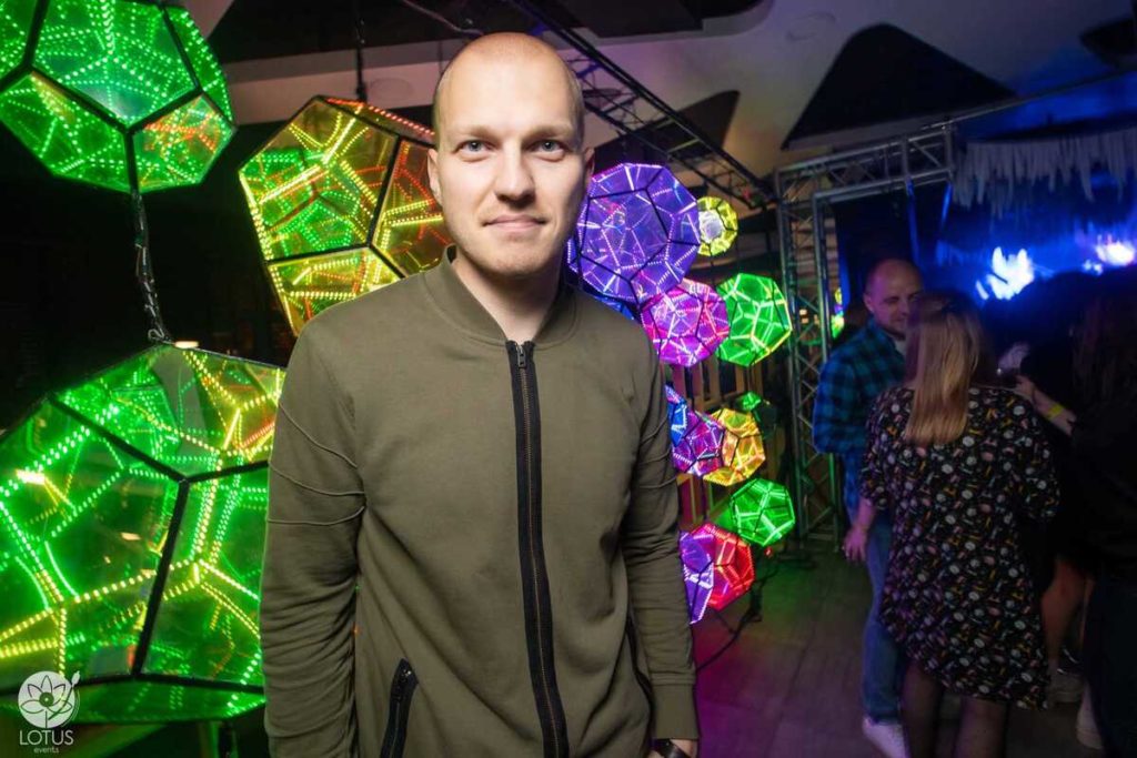 Photo Report: LED Infinity Mirror Dodecahedron Wall as a Party Photozone