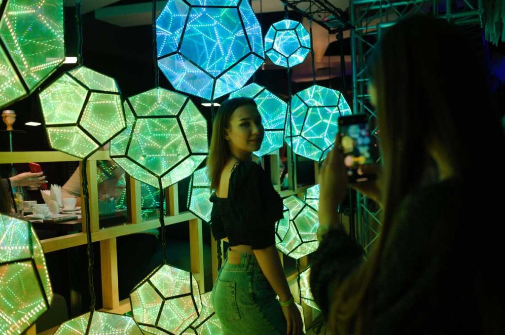 Photo Report: LED Infinity Mirror Dodecahedron Wall as a Party Photozone