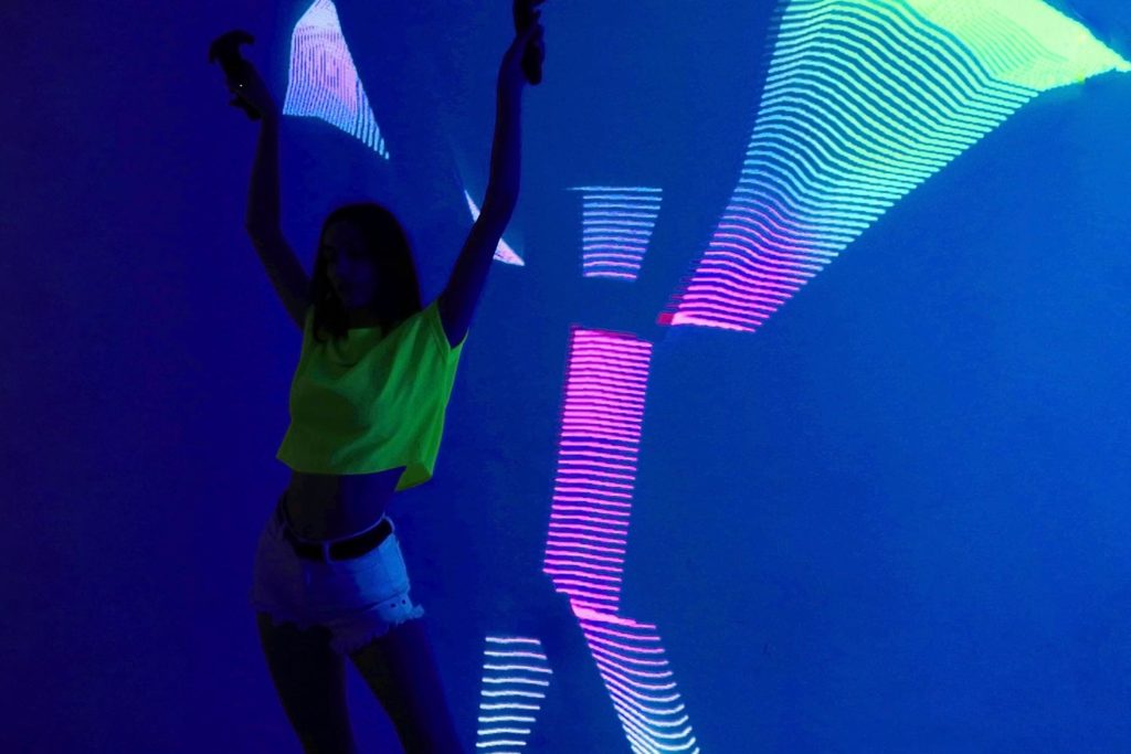 The effect created in TouchDesigner is displayed on the wall and operated by Kinect