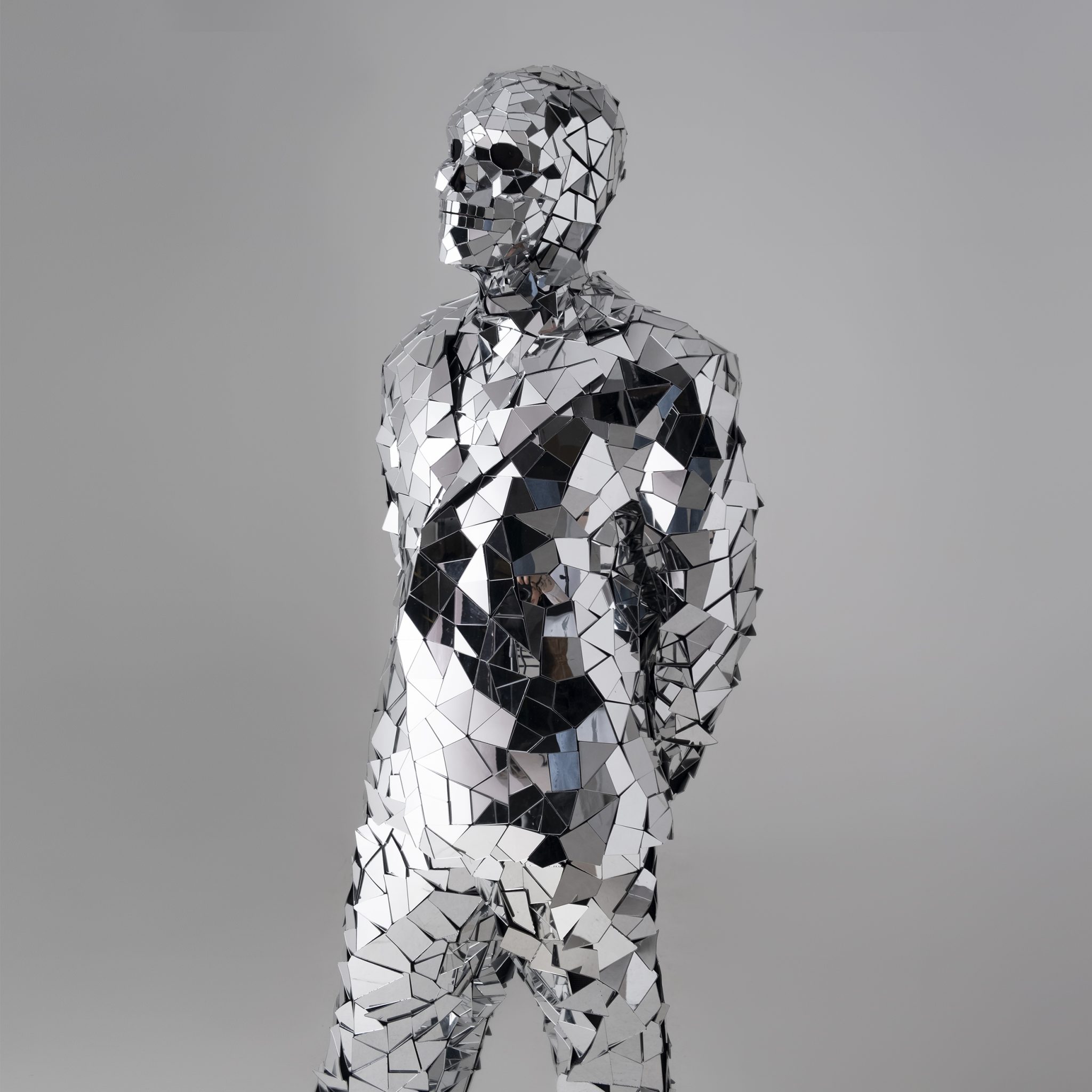 Mirror suit with a skull mask Human statue for live show