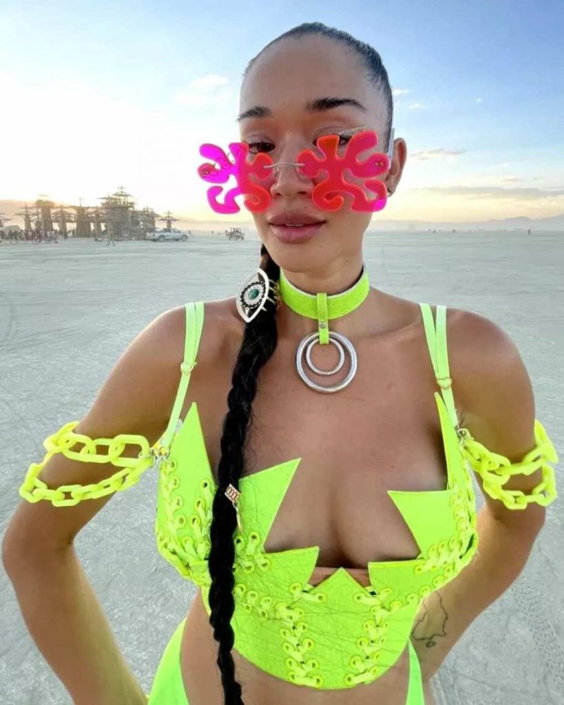 neon-outfit-for-festival