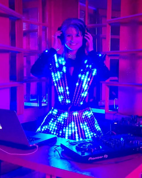 bright-glowing-dress-for-DJs