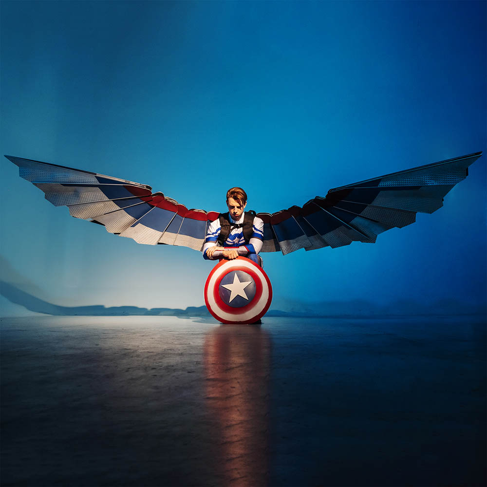 Big-moving-falcon-wings-cosplay-for-the-festival-comicon