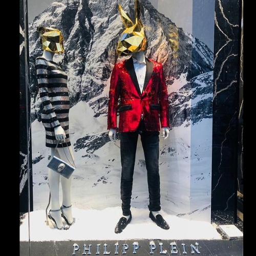 mirror-animal-masks-in-the-shop-window