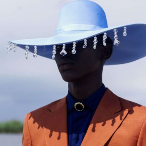 idea in combination with a blue wide-brimmed hat and embellishments in the chains of stones.