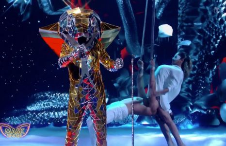 David Hasselhoff in golden Cobra mirrored costume by ETEREshop, The Masked Singer France 2022